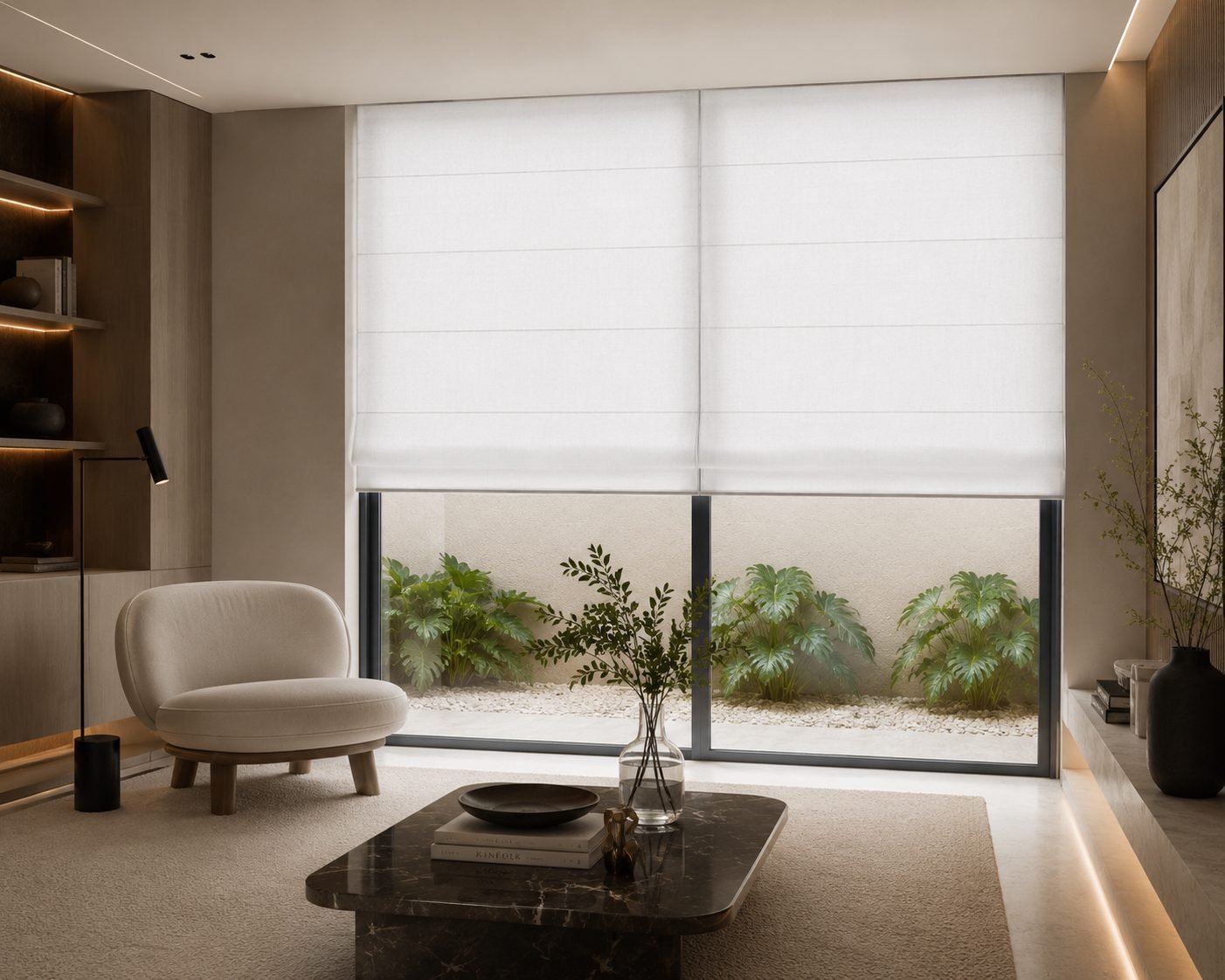 Sala de estar iluminada por luz dourada com cortinas claras cobrindo o vão de vidro