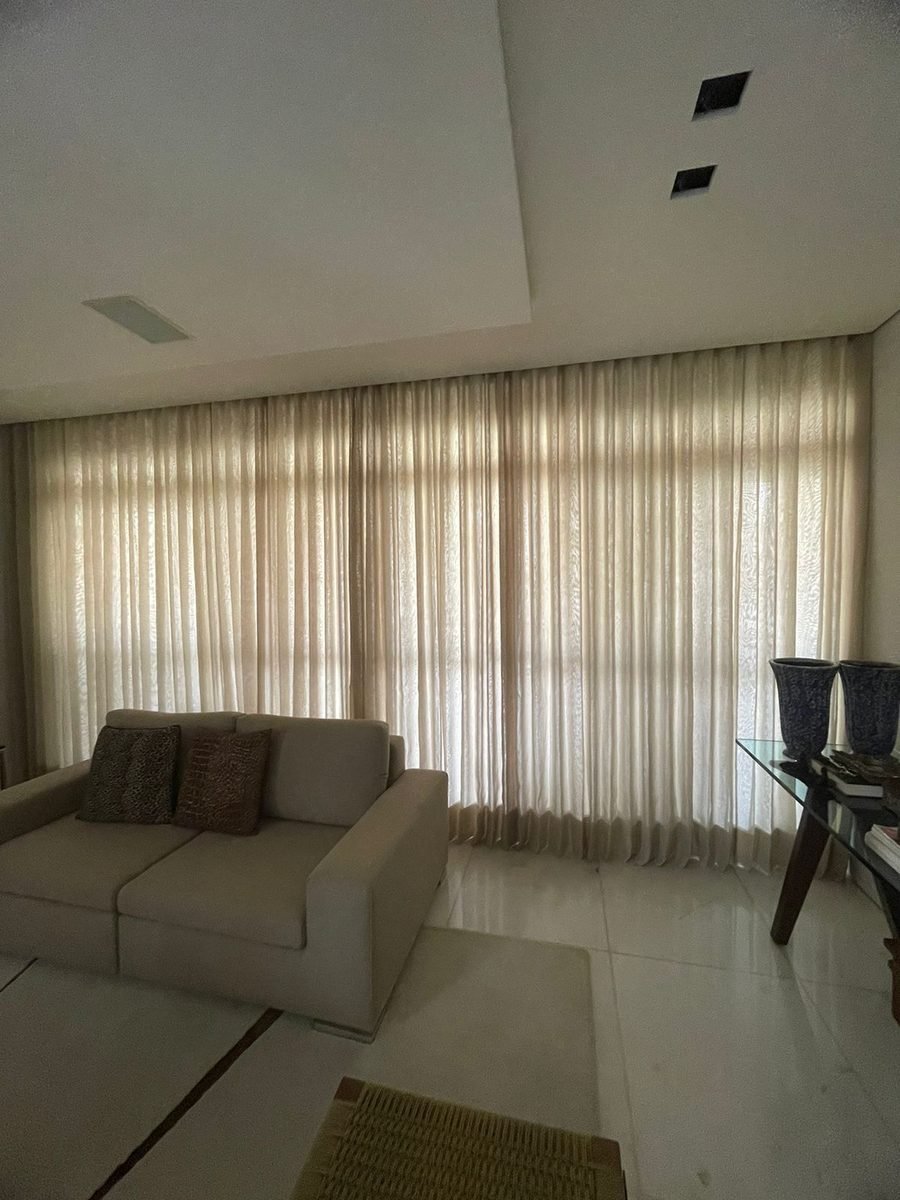 Detalhe do acabamento superior de uma cortina wave, com ondas alinhadas no trilho