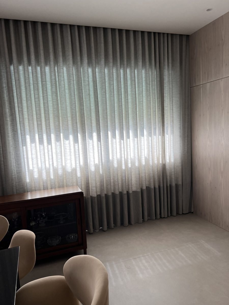 Cortina de linho em ambiente de estar com luz filtrada