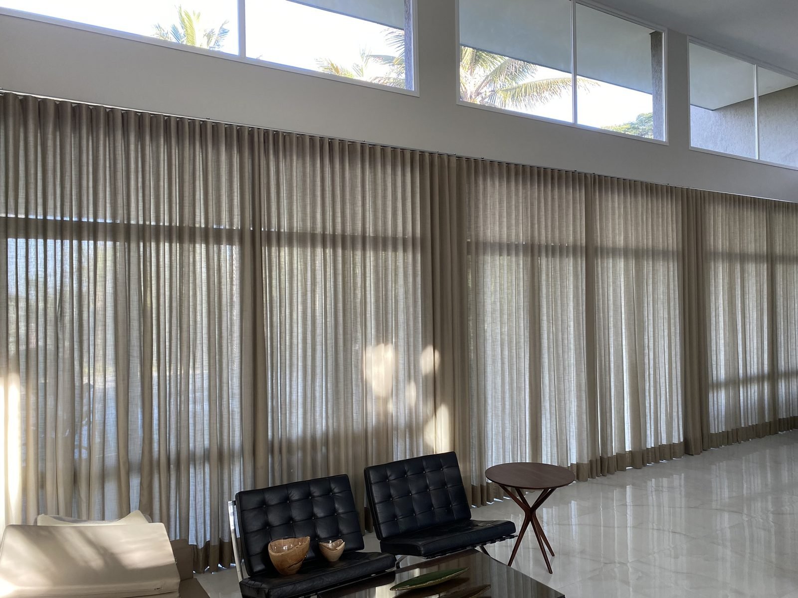 Living com cortina de linho em efeito wave, destacando o trilho Espanha